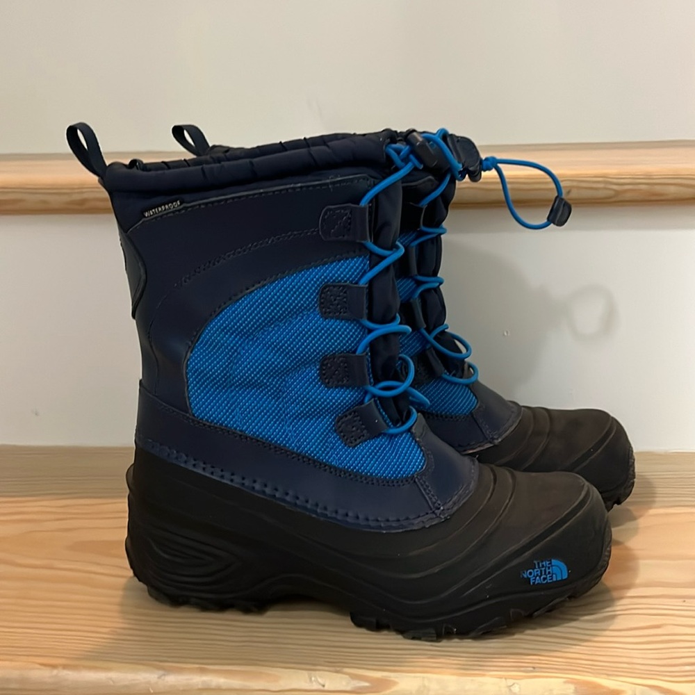These are a great pair of Northface boys winter boots.